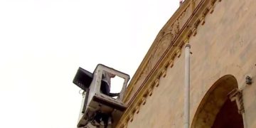 პარლამენტის შენობის წინ ევროკავშირის დროშას რამდენიმე წუთში აღმართავენ