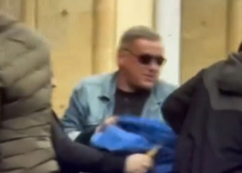 პარლამენტის წინ აღმართული დროშა ჩამოაგდეს – რა ხდება რუსთაველზე