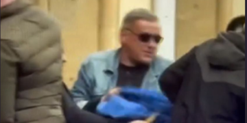 პარლამენტის წინ აღმართული დროშა ჩამოაგდეს – რა ხდება რუსთაველზე