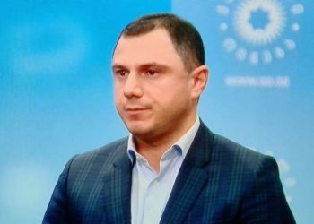 ძვირადღირებული საათები და ბიზნესები – რა ქონებას ფლობს განათლების მინისტრის ოჯახი?