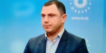 ძვირადღირებული საათები და ბიზნესები – რა ქონებას ფლობს განათლების მინისტრის ოჯახი?