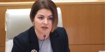 „თქვენ ხართ ძალადობაში ბრალდებული ადამიანის თანამოაზრე და მასთან თანამშრომლობთ“ – ანა ნაცვლიშვილი მამუკა მდინარაძეს