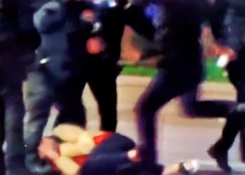 სპეცრაზმელებმა აქციის მონაწილე ძირს დააგდეს და წიხლებით შედგნენ