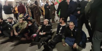 “რობოკოპებს მჯდომარე აქციით ეგებებიან” – ფოტო