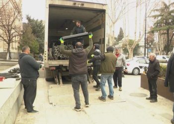 რუსთაველზე სცენას აწყობენ და ხმის გამაძლიერებლებს ამონტაჟებენ – აქცია