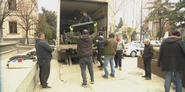 რუსთაველზე სცენას აწყობენ და ხმის გამაძლიერებლებს ამონტაჟებენ – აქცია