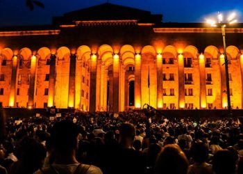 რუსთაველის გამზირი გადაიკეტა – ხალხის ნაკადი არ წყდება