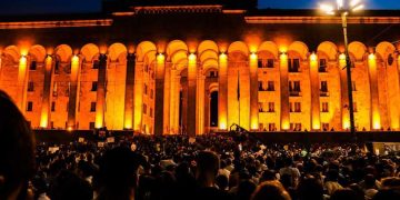 რუსთაველის გამზირი გადაიკეტა – ხალხის ნაკადი არ წყდება