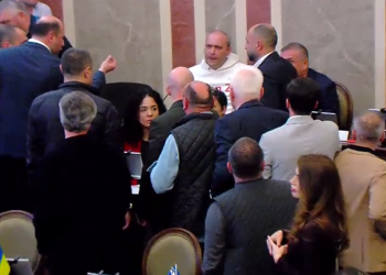 დაპირისპირება საკრებულოს სხდომაზე – “ოცნების” წევრებმა ოპოზიციონერ დეპუტატს აგინეს