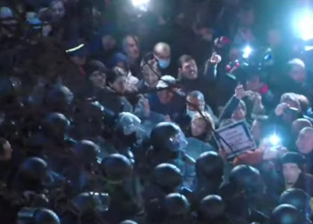 პარლამენტთან დაპირისპირებაა – ქუჩაში გამოიყვანეს სპეცრაზმი, გაუშვეს ცრემლსადენი გაზი