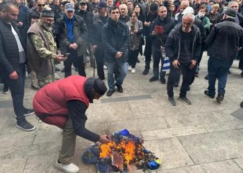 „ქალბატონო კელი, პ-რეზიდენტო სალომე! ეს თქვენ ჩამოაგდეთ ევროკავშირის დროშა საქართველოში!“ – ხათუნა ხოფერია