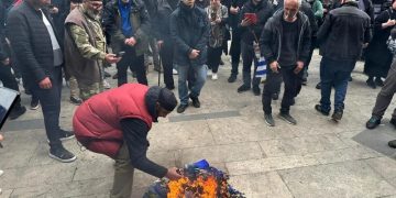 „ქალბატონო კელი, პ-რეზიდენტო სალომე! ეს თქვენ ჩამოაგდეთ ევროკავშირის დროშა საქართველოში!“ – ხათუნა ხოფერია