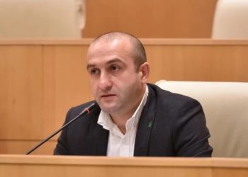 „უხერხული ხომ არ არის, ასეთი ტიპის ჯარში, სადაც ჩვენი არცერთი კოლეგა შვილს არ უშვებს, მივიღოთ კანონი და სხვისი შვილები იძულებით გავუშვათ?“ – იაგო ხვიჩია