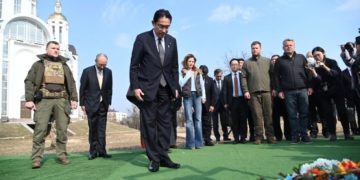 “ნამდვილად დიდ ბრაზს ვგრძნობ ამ სისასტიკისთვის” – იაპონიის პრემიერი ბუჩაში ჩავიდა