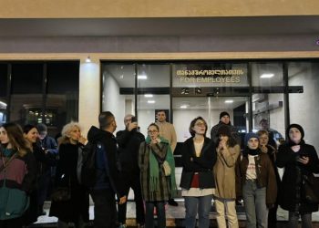 მედიის წარმომადგენლები შსს-სთან ჟურნალისტების დაკავებას აპროტესტებენ
