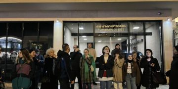 მედიის წარმომადგენლები შსს-სთან ჟურნალისტების დაკავებას აპროტესტებენ