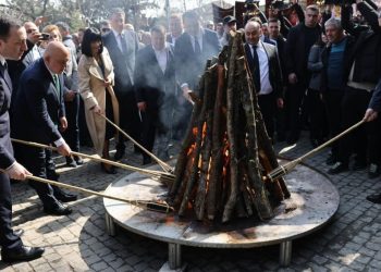 მარნეულის მერიამ ₾1 800 გადაიხადა ნოვრუზ ბაირამზე სიმბოლური კოცონის ასანთებ შეშაში