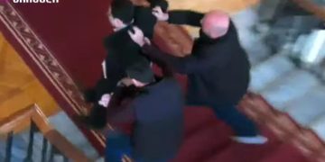 “დროას” ერთ-ერთი ლიდერი პარლამენტიდან ძალის გამოყენებით გაიყვანეს