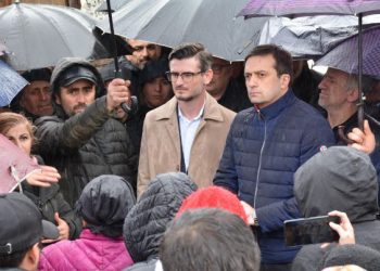 როცა ხალხს ელაპარაკები და ვიღაცა ქოლგას გადაგაფარებს, ხელს ვერ კრავ – ლევან იოსელიანი გავრცელებულ ფოტოზე