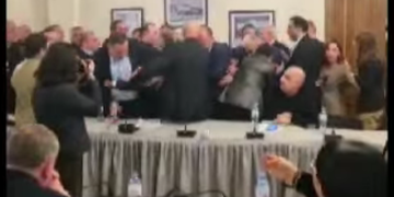 სხდომათა დარბაზში მაგიდა ააყირავეს – შეხლა-შემოხლა პარლამენტში