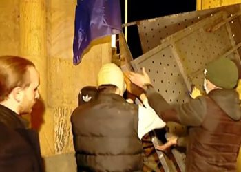 აქციის მონაწილეებმა პარლამენტის წინ რკინის ბარიერი მოხსნეს