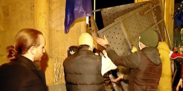 აქციის მონაწილეებმა პარლამენტის წინ რკინის ბარიერი მოხსნეს