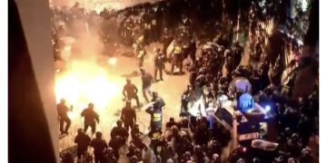 სპეცრაზმს აქციაზე მდგარმა სუსის აგენტებმა, ე.წ. მოლოტოვის კოქტეილები ესროლეს –  (ვიდეო)