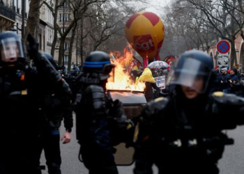 პარიზში მომიტინგეთა წინააღმდეგ პოლიციამ ცრემლსადენი გაზი გამოიყენა, დაკავებულია 12 ადამიანი