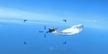 ვიდეო – რუსული გამანადგურებელი ამერიკული სადაზვერვო დრონის ჩამოგდებას ცდილობს