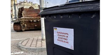 უკრაინელების აფეთქებული რუსული ტანკი და ნაგვის ურნა საბჭოთა ნოსტალგიისთვის – ვილნიუსი