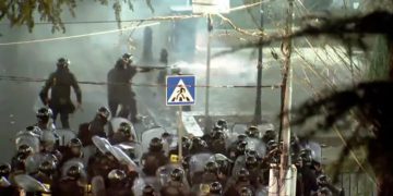 სპეცრაზმი აქციაზე 2 მხრიდან მიდის – რეზინის ტყვიები, წყლის ჭავლი და გაზი რუსთაველზე