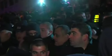 პოლიციამ სტუდენტების და ჟურნალისტების დაკავება დაიწყო