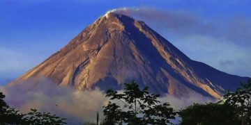ინდონეზიაში უდიდესმა ვულკანმა გაიღვიძა