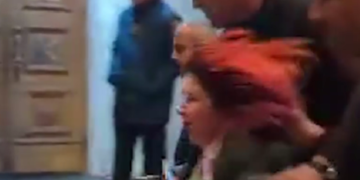 (ვიდეო) – პარლამენტის ეზოდან ჟურნალისტები გამოყარეს