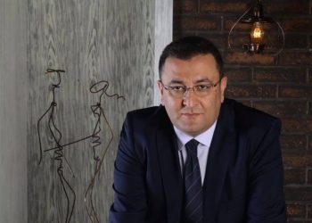 „პოლიტიკოსებო, ტყუილა ,,ეჩალიჩებით” ამ თაობას… არ გიცნობენ საერთოდ, არ ხართ მათთვის არავითარი ავტორიტეტი… თან კომპრომატებიც არ არსებობს მაგათზე“- ზვიად კორძაძე