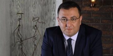 „პოლიტიკოსებო, ტყუილა ,,ეჩალიჩებით” ამ თაობას… არ გიცნობენ საერთოდ, არ ხართ მათთვის არავითარი ავტორიტეტი… თან კომპრომატებიც არ არსებობს მაგათზე“- ზვიად კორძაძე