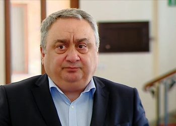 “ქოცნების მპოსტავებო, კარის ტაკი-მასხარებო და იუმორისტო “ბლьოგერებო”, სამწუხაროდ, ჩემო მეგობრებო…” – ზვიად კვაჭანტირაძე