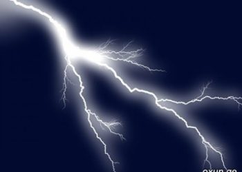 რუსთავში, საცხოვრელები სახლების მახლობლად, მეხი ჩამოვარდა