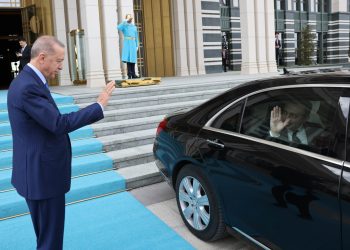 ,,ხმები დადის, რომ ერდოღანი ღარიბაშვილს მესიჯებს უგზავნის ქართული სიტყვების ჩამატებით და ზოგჯერ ქართულ სიმღერებსაც ჩაუგდებს ხოლმე“ – ირაკლი გოგავა