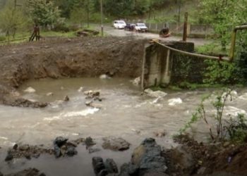 ჩაქვში ადიდებულმა მდინარემ დროებითი ხიდი წაიღო