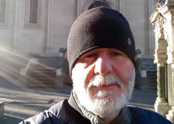 „წავიდა და წავიდა, დღეს გაასვენებენ… გელოდება სამშობლო დავით ქუჩუკიან – მე ვერ გაცილებ, რამეთუ სისუსტემ მძლია და შვილის საფლავზეც ვეღარ მივდივარ“ – არჩილ ხოფერია ემოციურ პოსტს აქვეყნებს