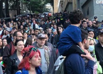 „ვითხოვთ სასიცოცხლოდ მნიშვნელოვან წამალს” – თბილისში დედების აქცია-მსვლელობა გრძელდება