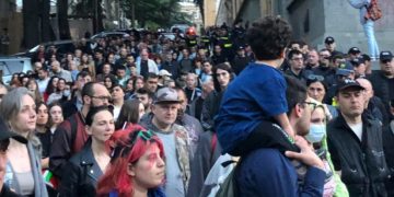 „ვითხოვთ სასიცოცხლოდ მნიშვნელოვან წამალს” – თბილისში დედების აქცია-მსვლელობა გრძელდება