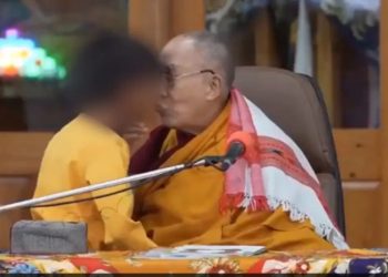 ბიჭისთვის ტუჩებში კოცნის გამო, დალაი ლამამ ბოდიში მოიხადა