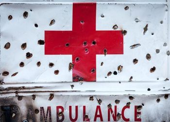 რუსმა ოკუპანტებმა ხერსონში სასწრაფო დახმარების მანქანა დაცხრილეს