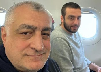 “უცებ პოლიციის 5 ოფიცერი წრეში გვიქცევს…” – რა შეემთხვა ხაზარაძეს გერმანიის აეროპორტში