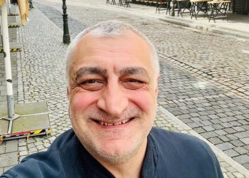 „გერმანიის ერთ-ერთ ქალაქში, ჩემ წინ მდგომი ახალგაზრდა კაცი მომიტრიალდა“ – რას წერს მამუკა ხაზარაძე