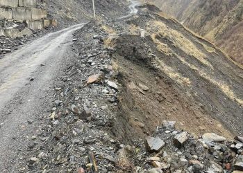 „ჯუთაში მისასვლელი გზის 200-მეტრიანი მონაკვეთი, რომელიც “გაკეთების” შემდეგ ქვემოთ მიცოცავდა, უკვე გაიქცა…“ – რას წერენ ადგილობრივები