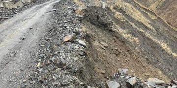 „ჯუთაში მისასვლელი გზის 200-მეტრიანი მონაკვეთი, რომელიც “გაკეთების” შემდეგ ქვემოთ მიცოცავდა, უკვე გაიქცა…“ – რას წერენ ადგილობრივები