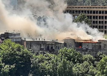 ხანძარი თბილისში – ცეცხლი საცხოვრებელ სახლებს უკიდია